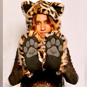 Original Leopard Spirit Hood, only used once excellent condition.Original hanger